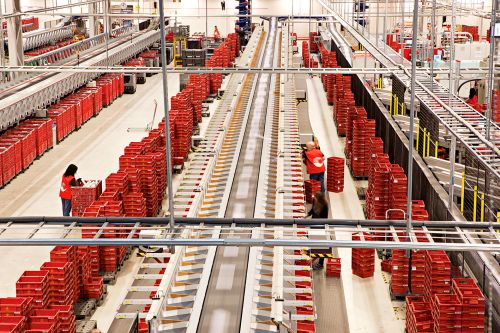 Bilde fra Posten-terminal illustrerer det store volumet av sendinger