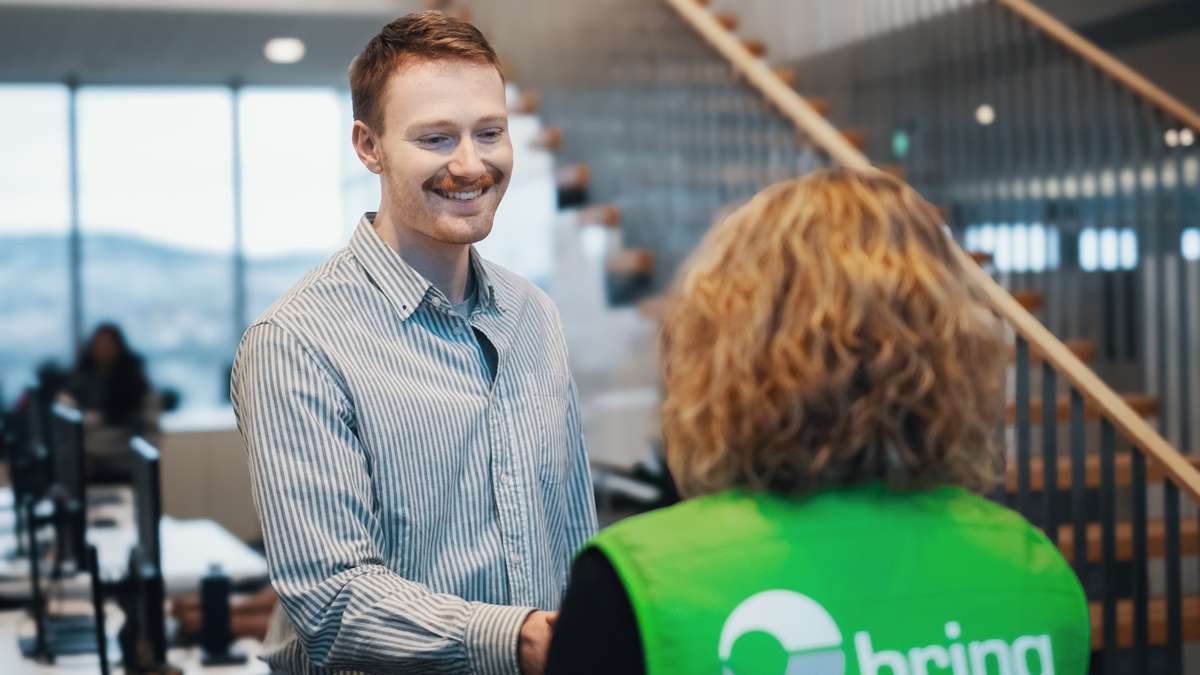 Bring-ansatt i møte med kunde