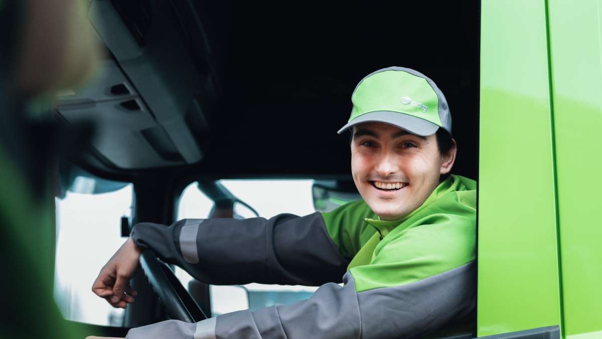 Bring-sjåfør hilser på kollega