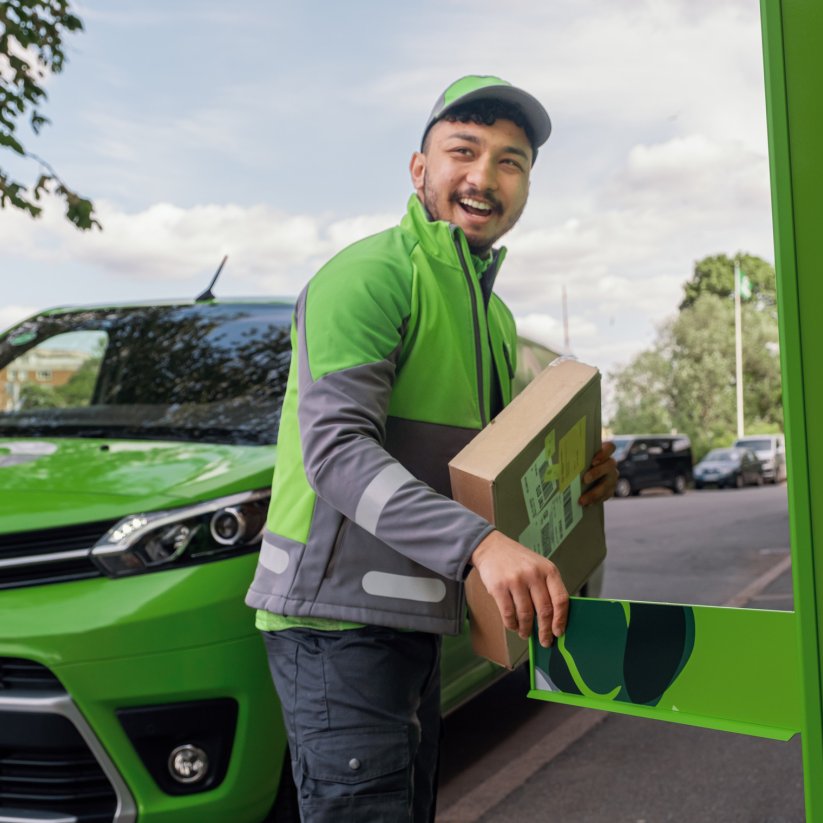 Bring-sjåfør ved pakkeboks