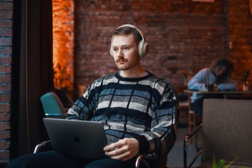IT-student på kaffebar