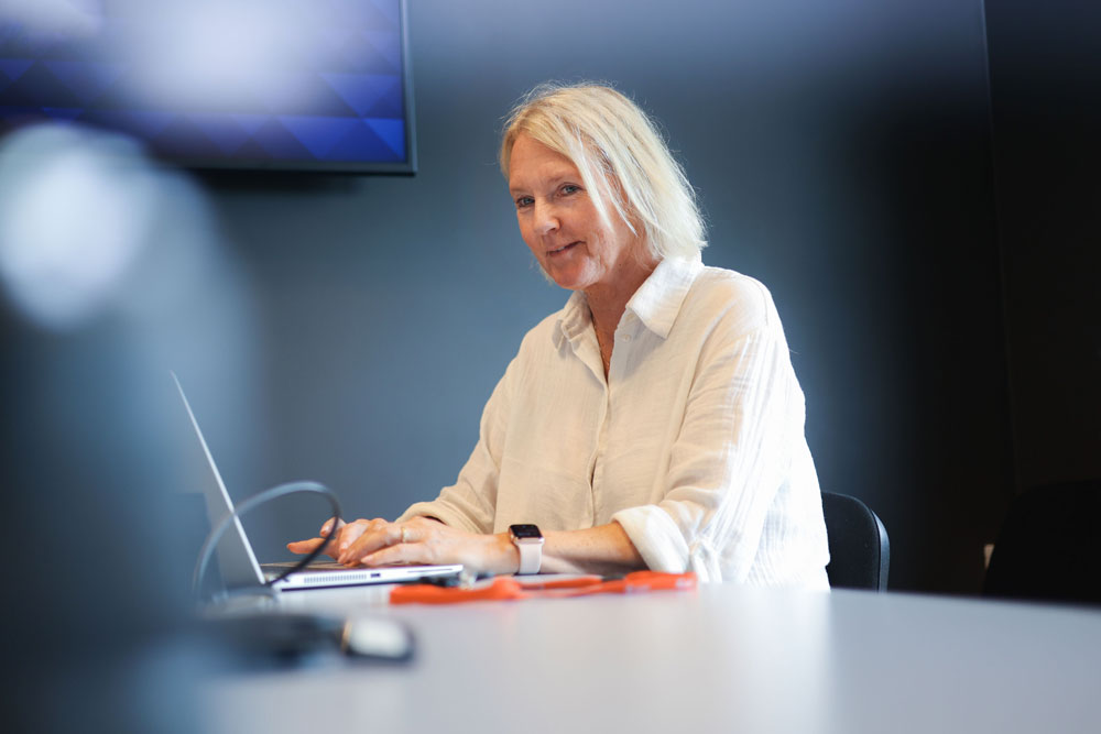 Ansatt i Shared Service Centre (SSC) HR og Lønn jobber på PC