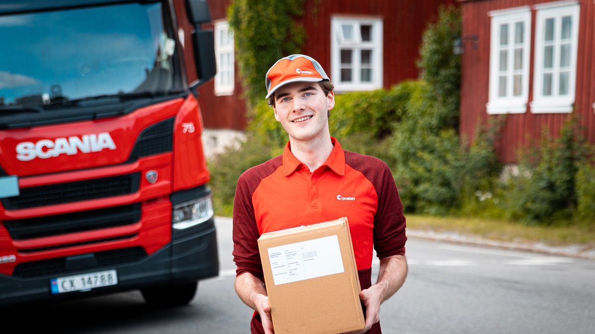 Ung yrkessjåfør holder en pakke