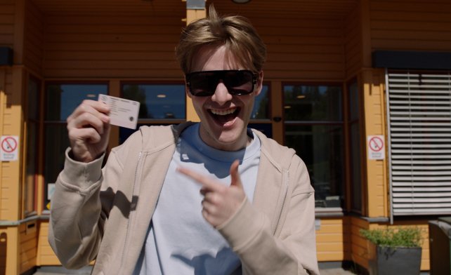 Ung yrkessjåfør holder førerkort