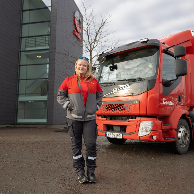 Jane står foran Posten-lastebilen