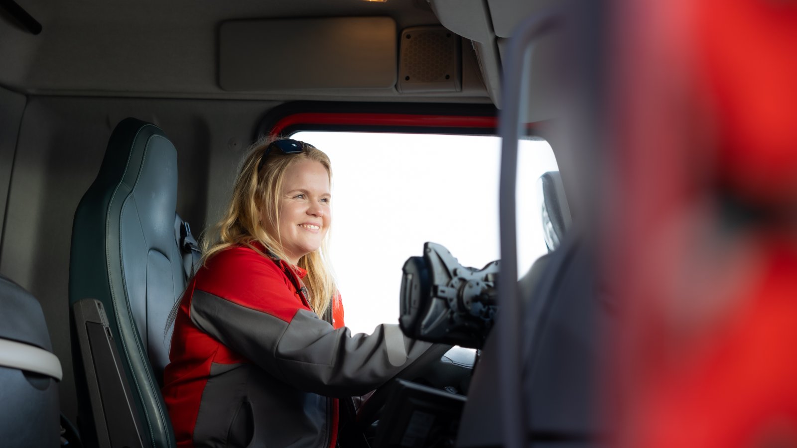 Jane sitter bak rattet i lastebilen