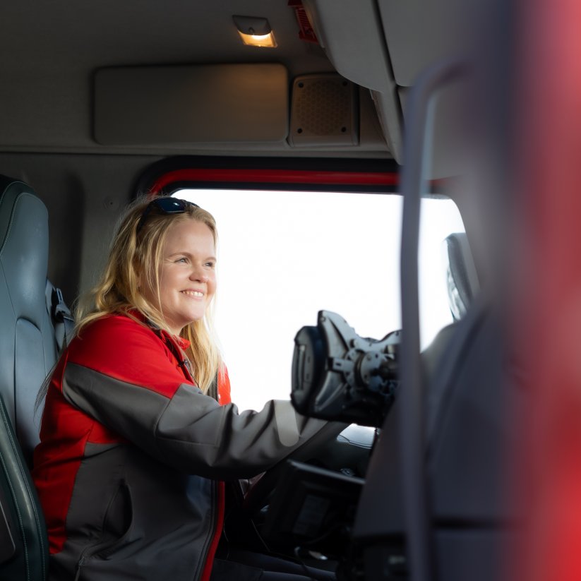 Jane sitter bak rattet i lastebilen