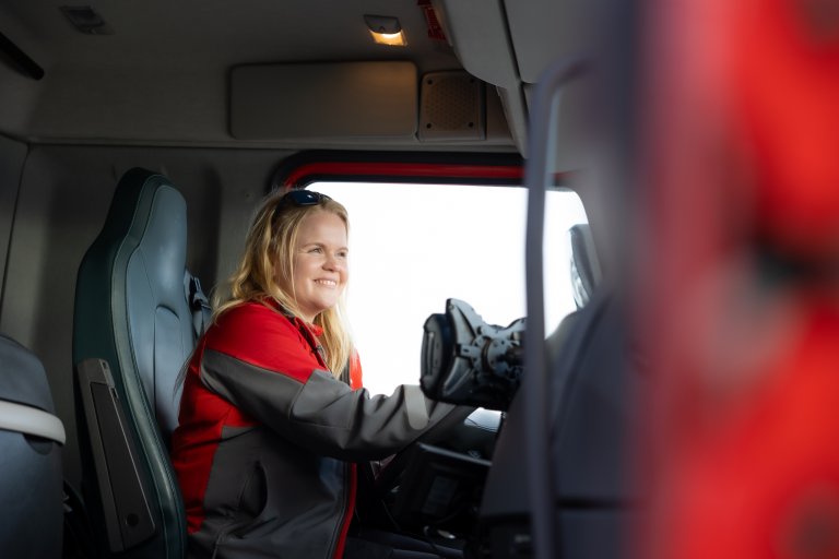 Jane sitter bak rattet i lastebilen