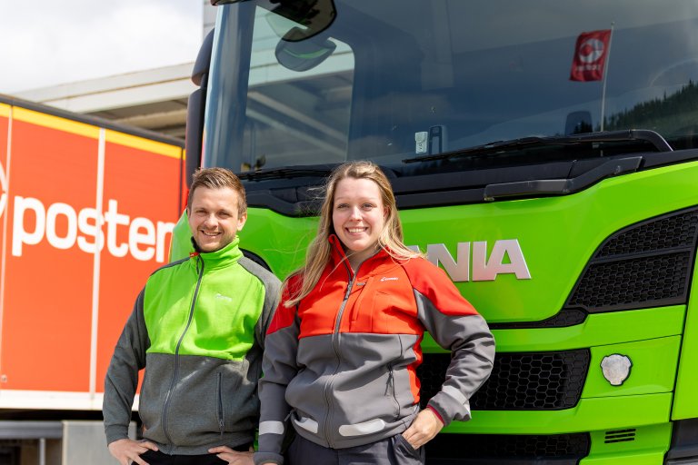 Simen og Marion står foran en Bring-lastebil