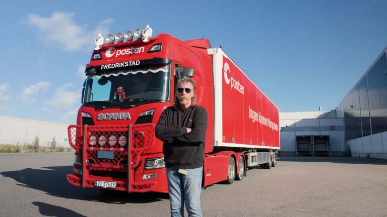 Svein Olsen står foran lastebilen
