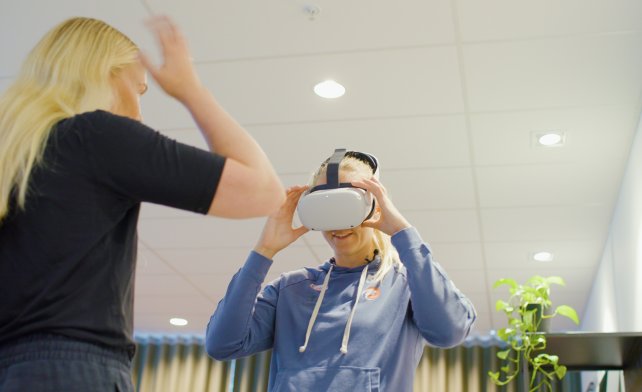 Henny har på seg VR-briller